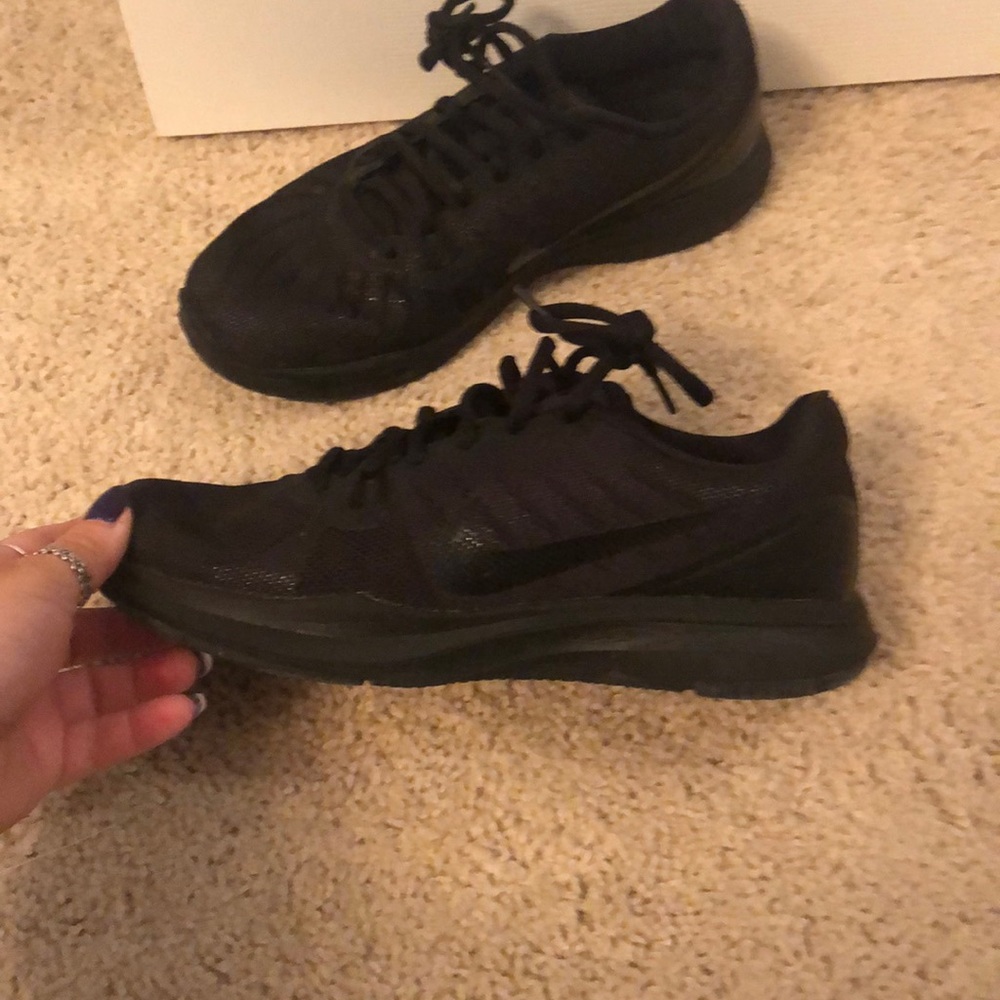 All back Nike tennis shoe